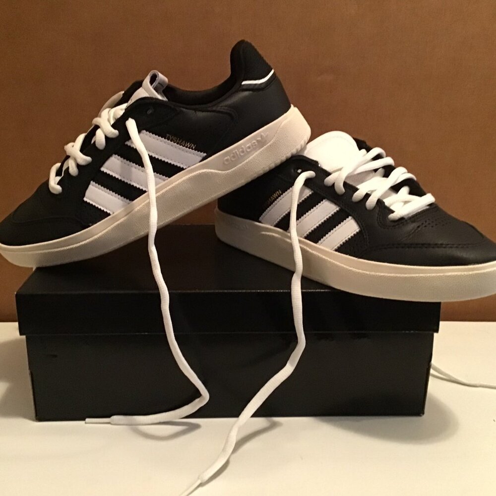 NIB Adidas Tyshawn Low Men’s Athletic Shoe Black Sneaker 7.5